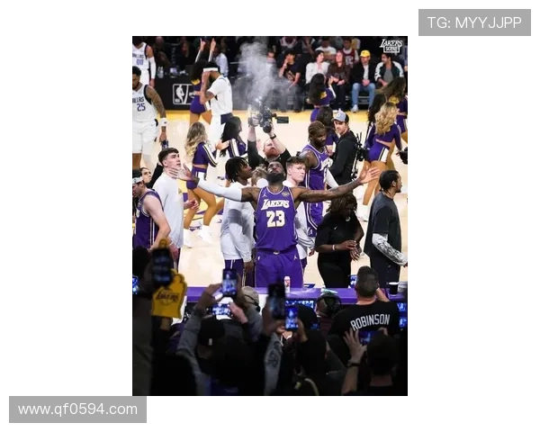 《NBA最新动态:詹姆斯重返湖人阵容,库里领衔勇士冲击季后赛》