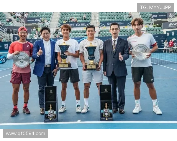 网球赛场风云再起 明星球员争夺年终总决赛冠军荣耀